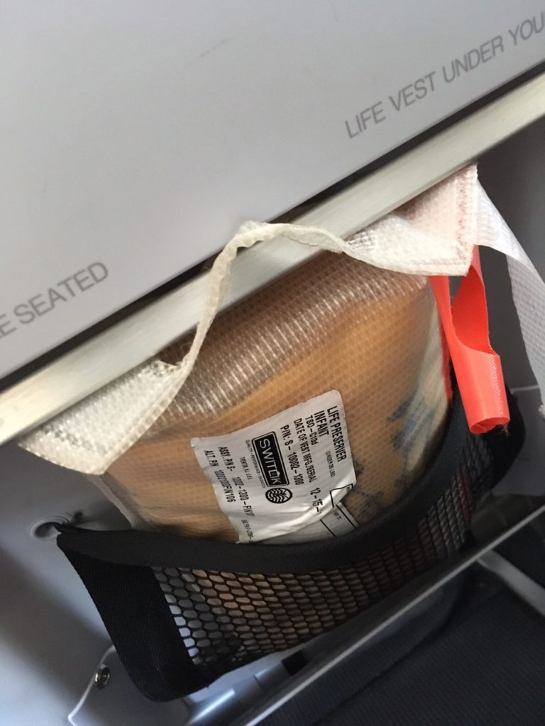 飞机上的婴儿救生衣