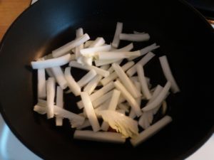 白菜の茎を炒める