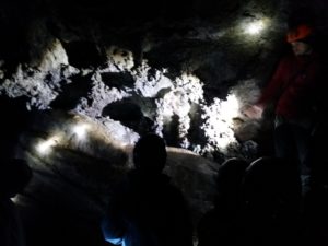 洞窟の中のオブジェ