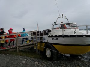 氷河湖ボートツアーの水陸両用車