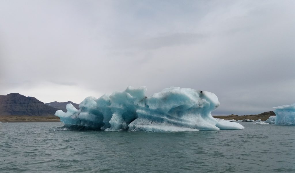 氷河湖の青い氷