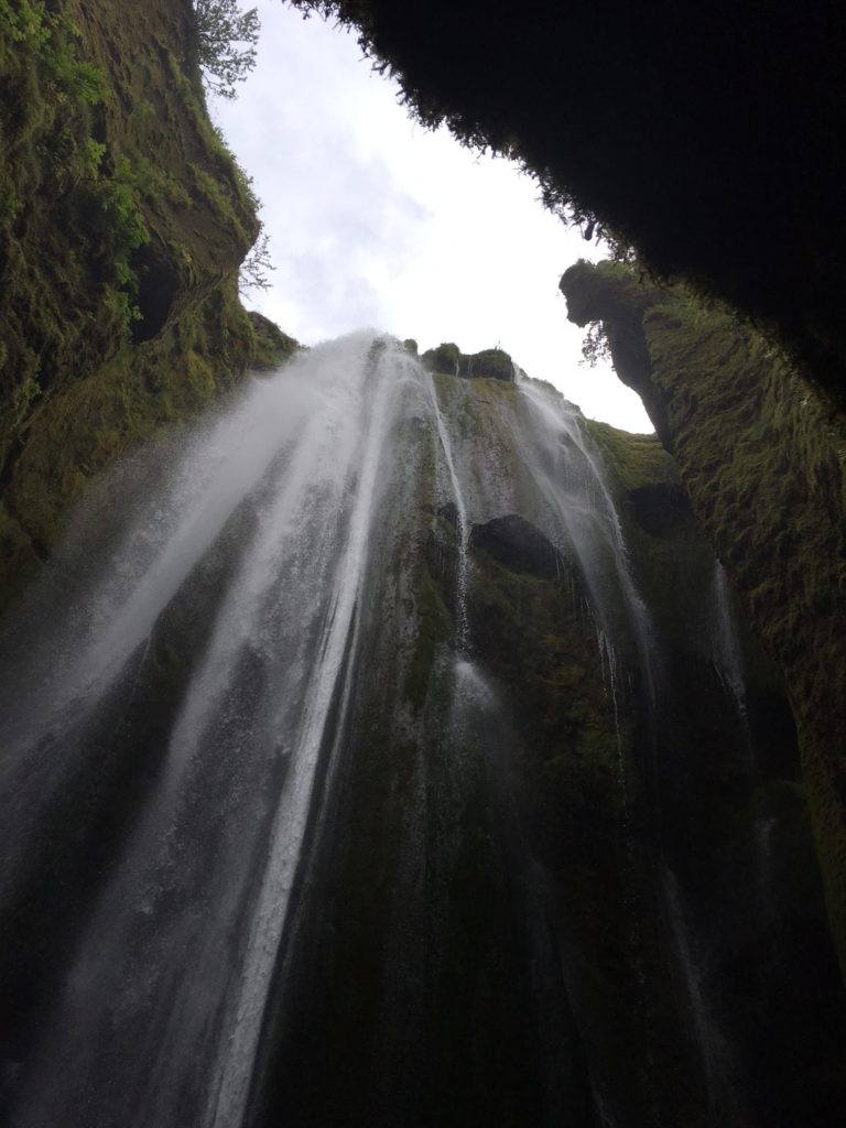 洞窟の中に降り注ぐ滝