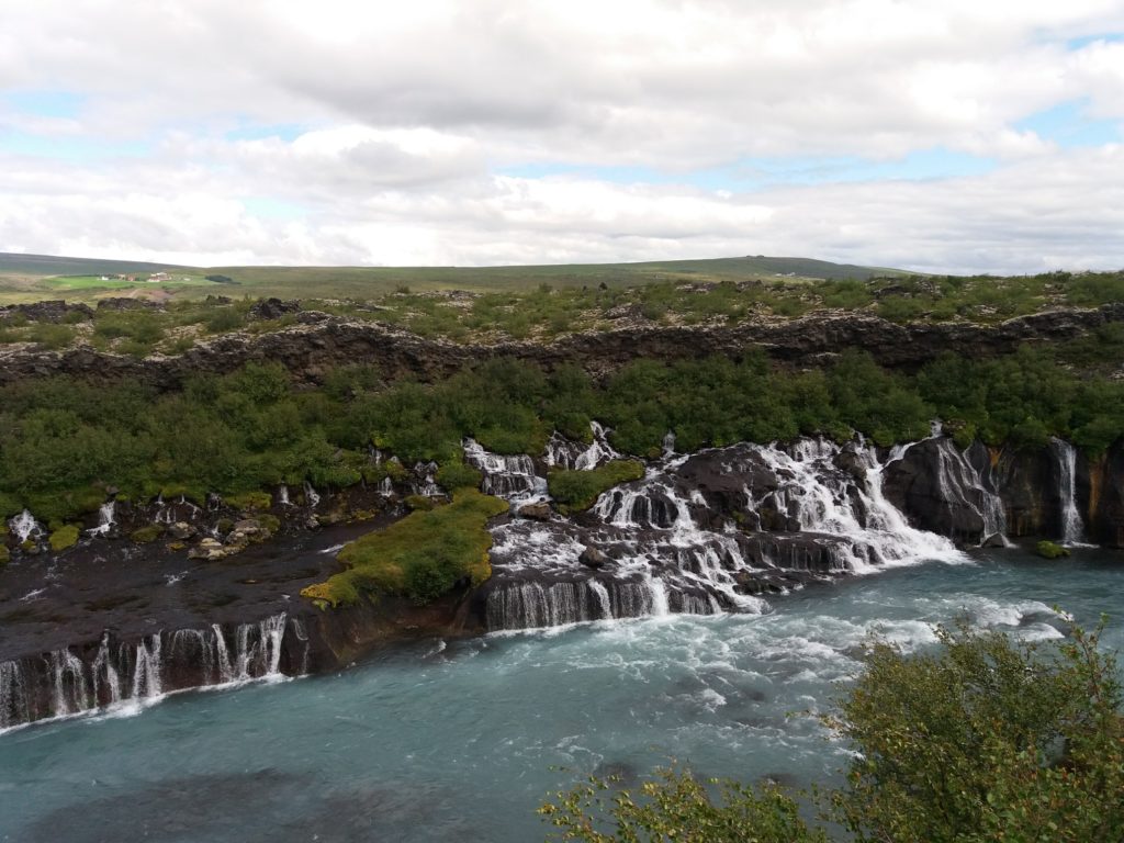 崖肌を細く流れ落ちる滝Hraunfossar