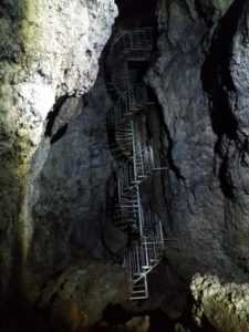 洞窟内の階段